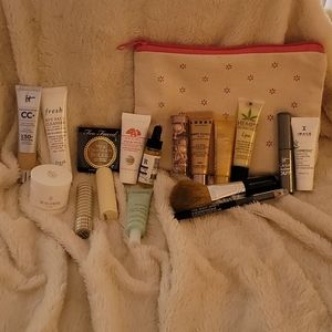 Make-up bag with 17 samples.